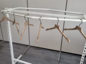 Portant à vêtements avec 2 barres penderies – métal blanc – L145 cm