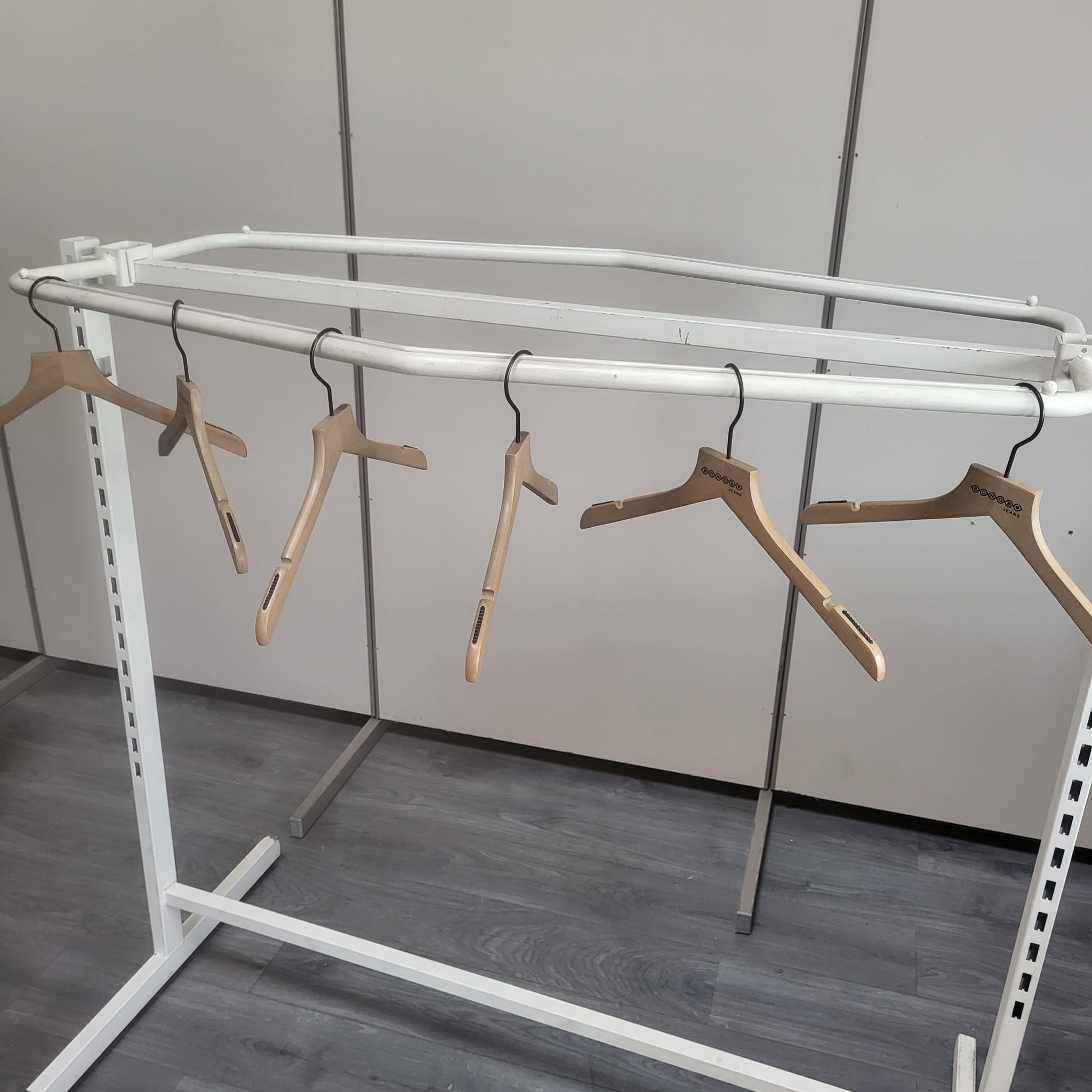 Portant à vêtements avec 2 barres penderies – métal blanc – L145 cm – Image 2