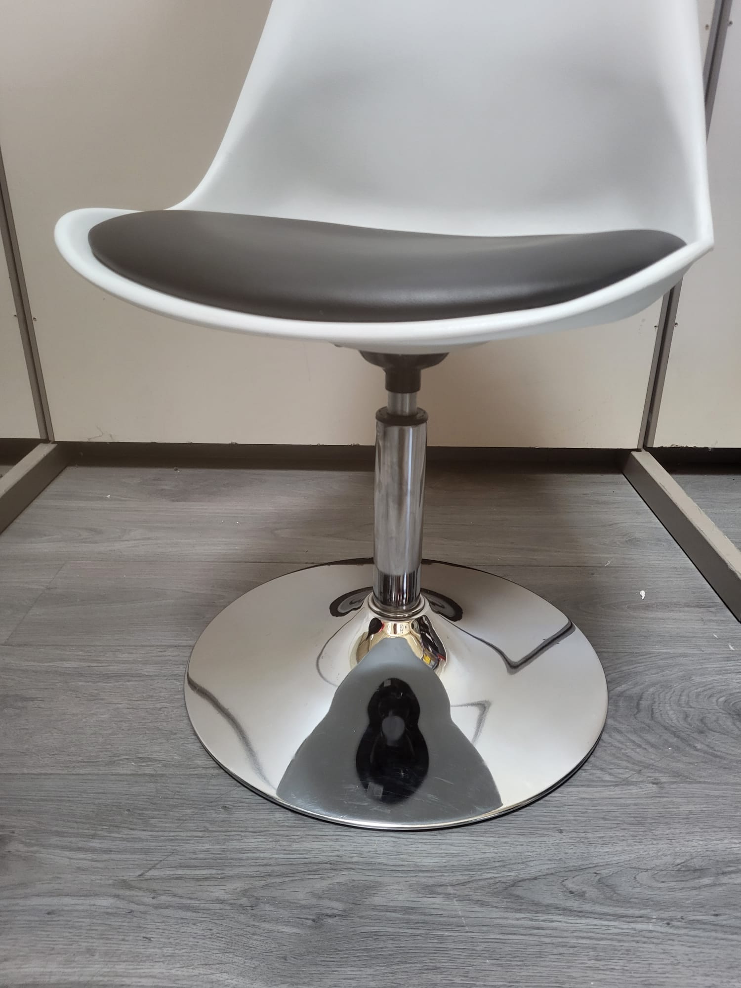 Chaise / Fauteuil rotatif style "œuf" blanche – Image 5