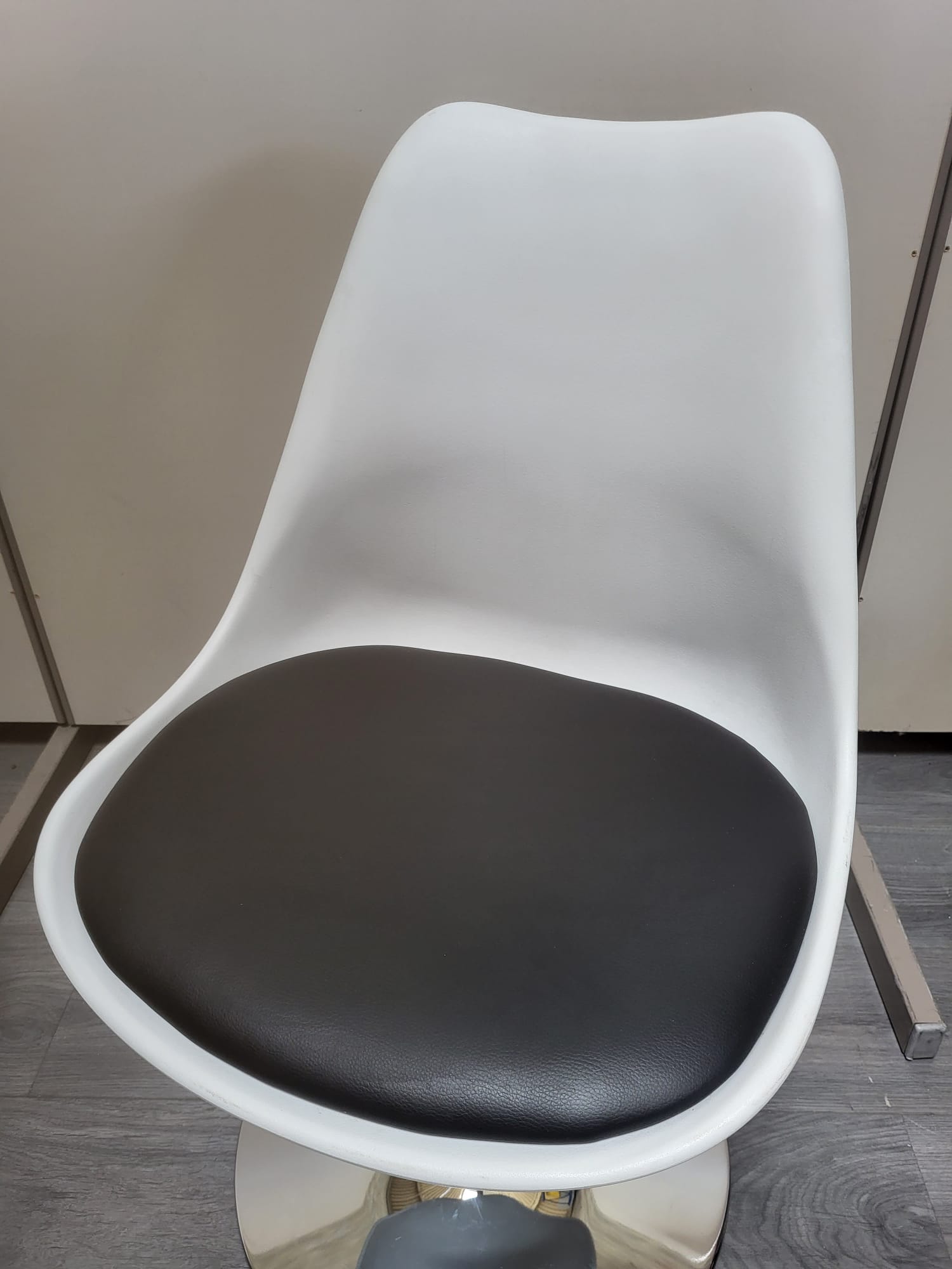 Chaise / Fauteuil rotatif style "œuf" blanche – Image 4