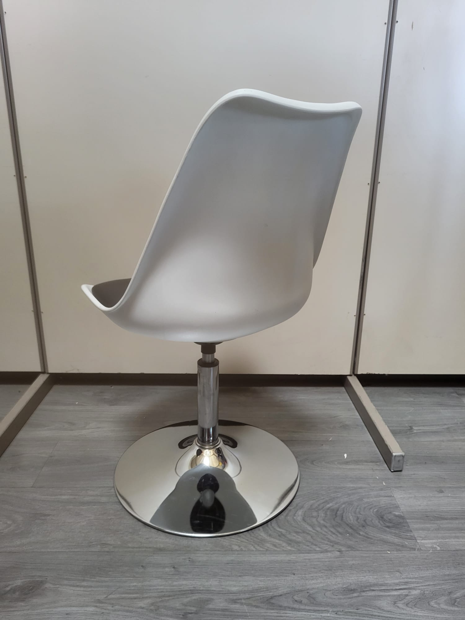 Chaise / Fauteuil rotatif style "œuf" blanche – Image 3