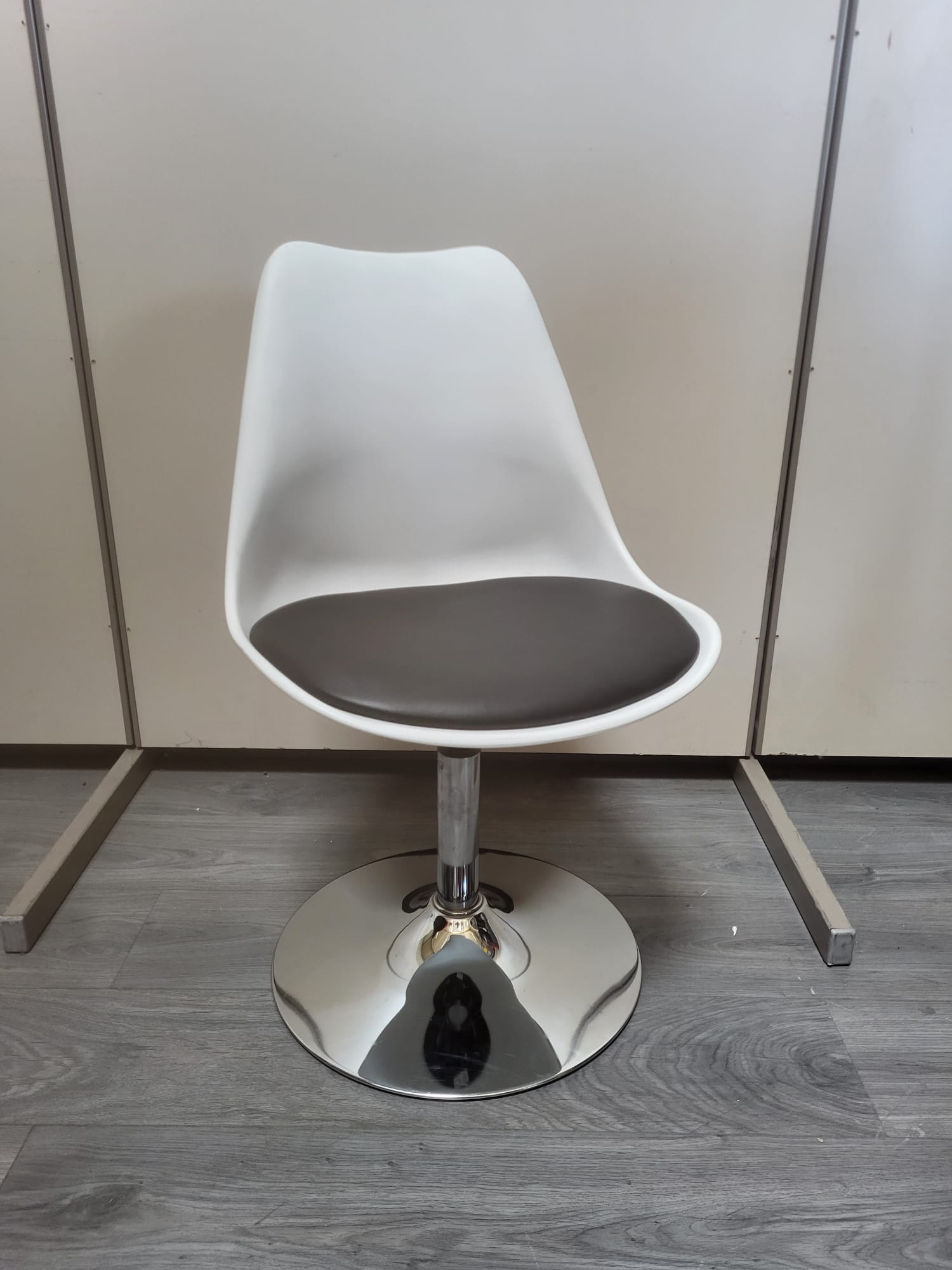 Chaise / Fauteuil rotatif style "œuf" blanche