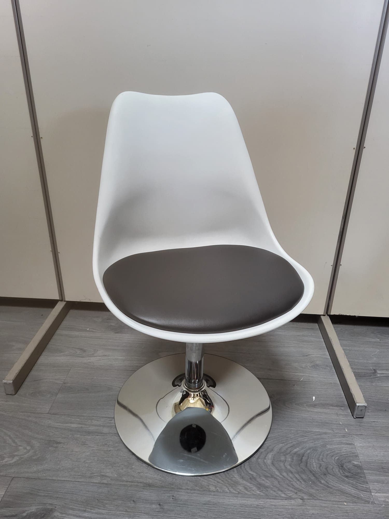 Chaise / Fauteuil rotatif style "œuf" blanche – Image 2