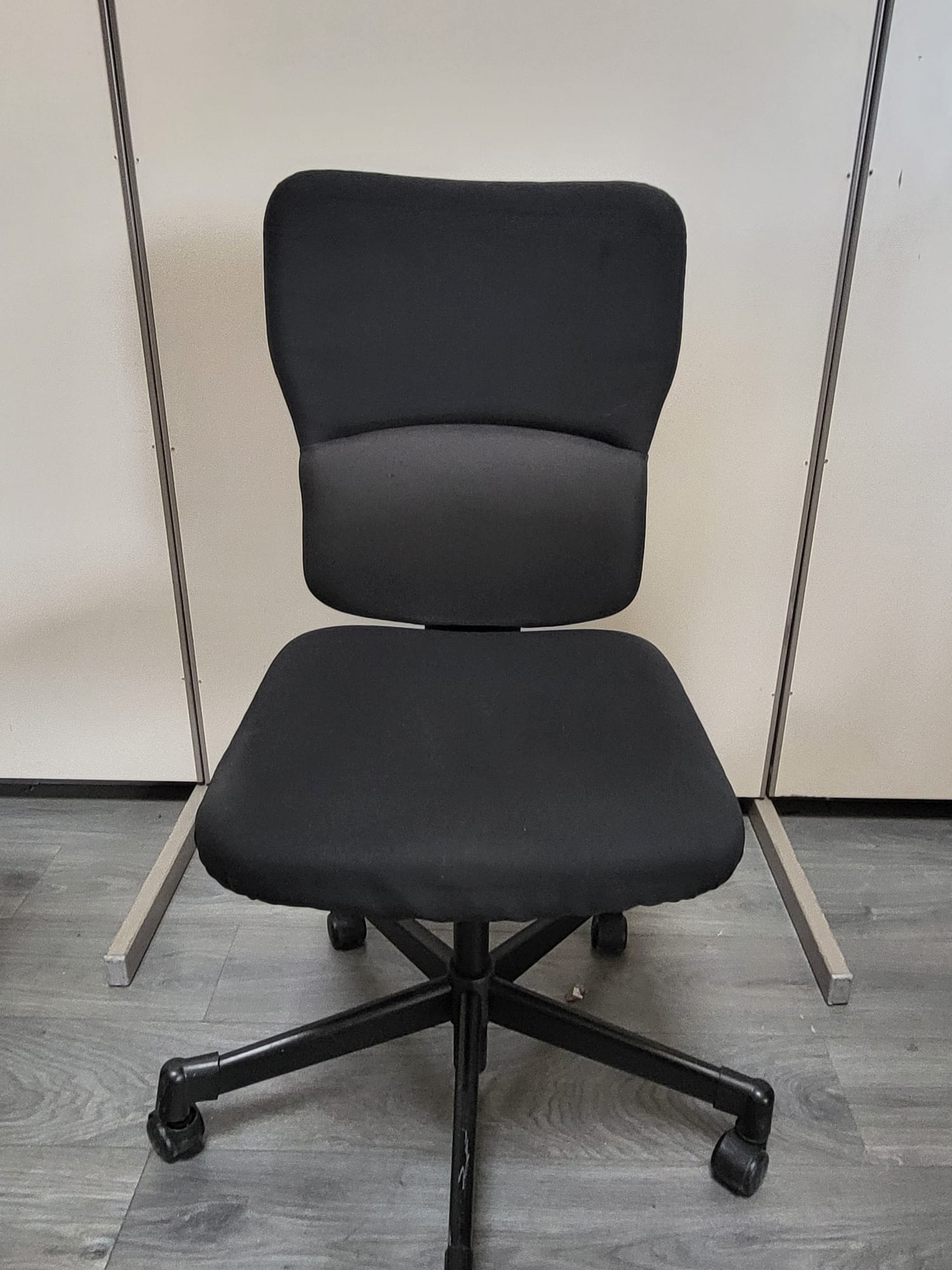 Chaise à roulette noire