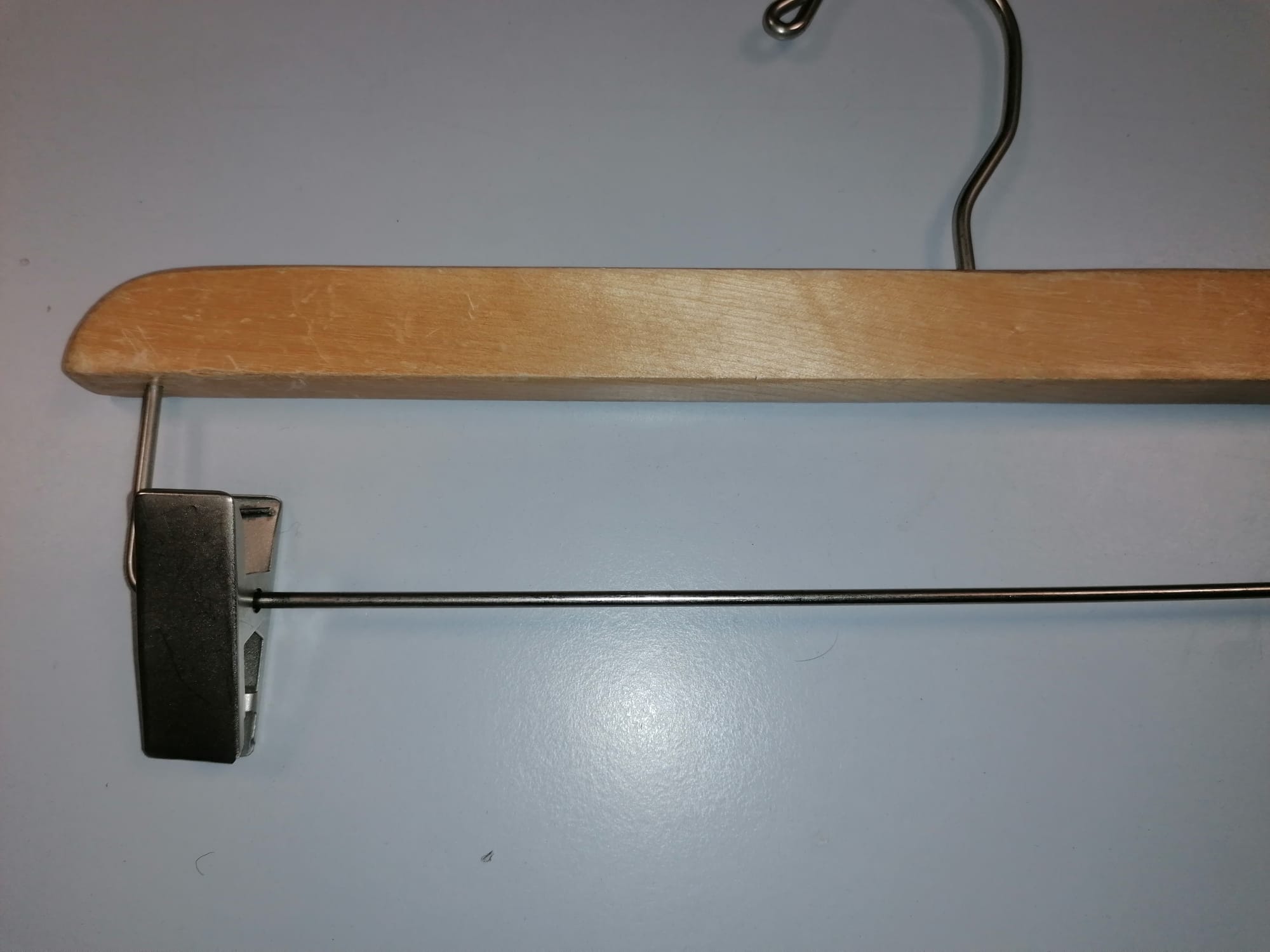 Lot de 100 cintres à pinces Bois 35 cm – Image 3