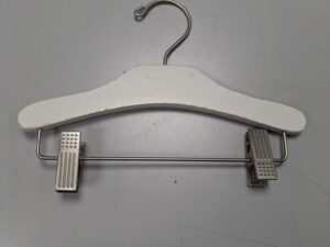 Lot de 60 cintres à pinces en bois blanc – L25 cm