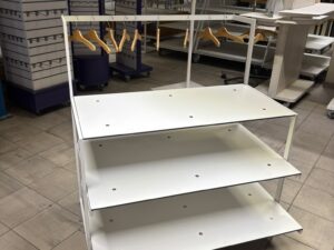 Table de présentation avec penderie neuve – L110 x P76 x H112 cm