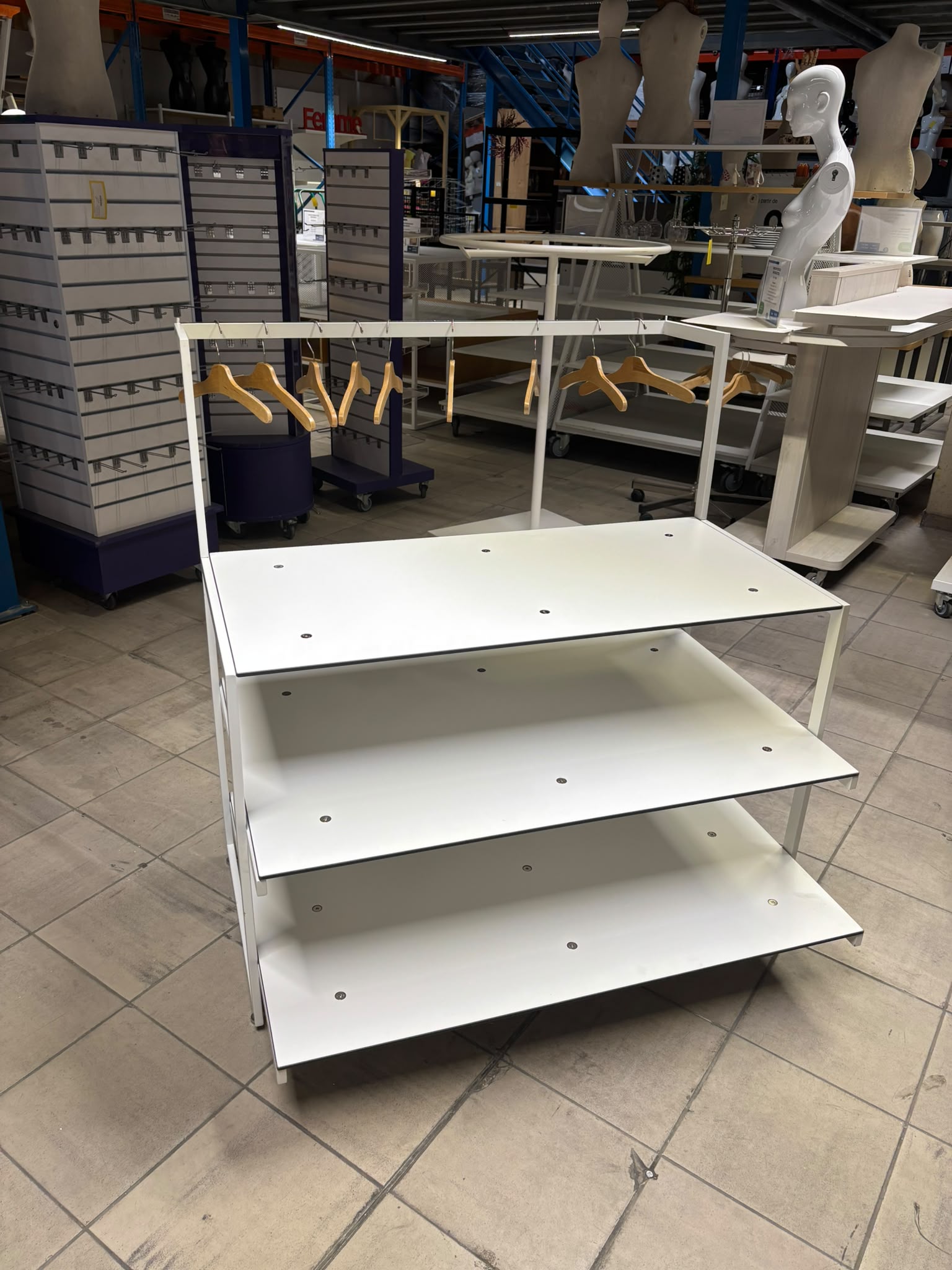 Table de présentation avec penderie neuve – L110 x P76 x H112 cm