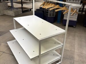 Table de présentation avec penderie neuve – L110 x P76 x H112 cm