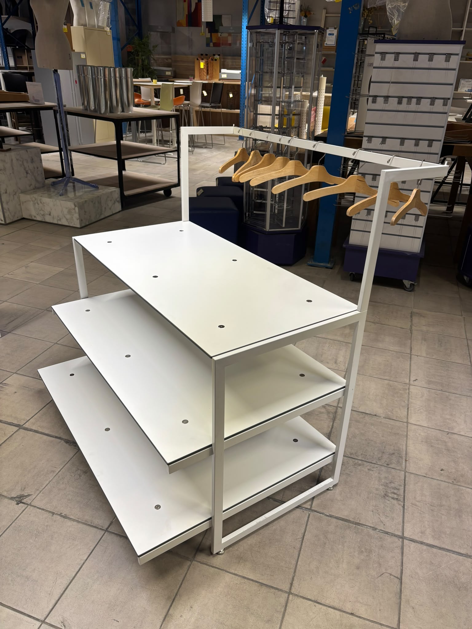 Table de présentation avec penderie neuve – L110 x P76 x H112 cm