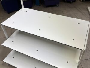 Table de présentation avec penderie neuve – L110 x P76 x H112 cm