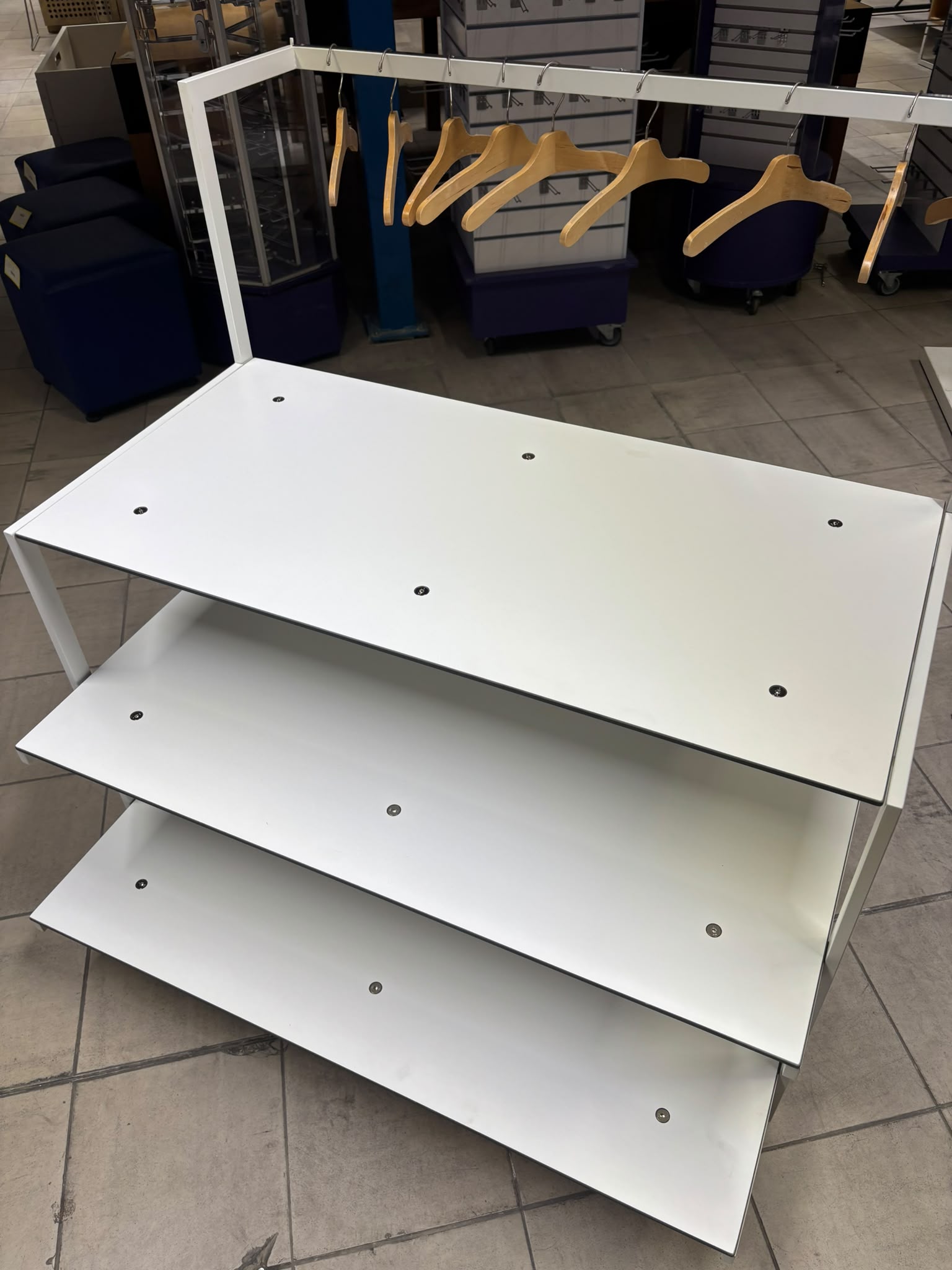 Table de présentation avec penderie neuve – L110 x P76 x H112 cm