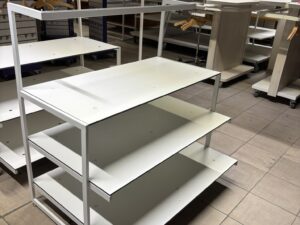 Table de présentation avec penderie neuve – L110 x P76 x H112 cm
