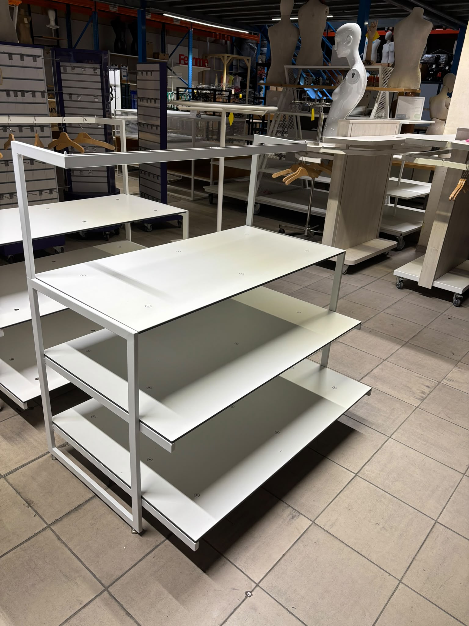 Table de présentation avec penderie neuve – L110 x P76 x H112 cm