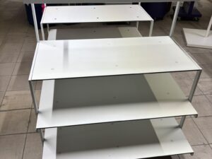 Table de présentation avec penderie neuve – L110 x P76 x H112 cm