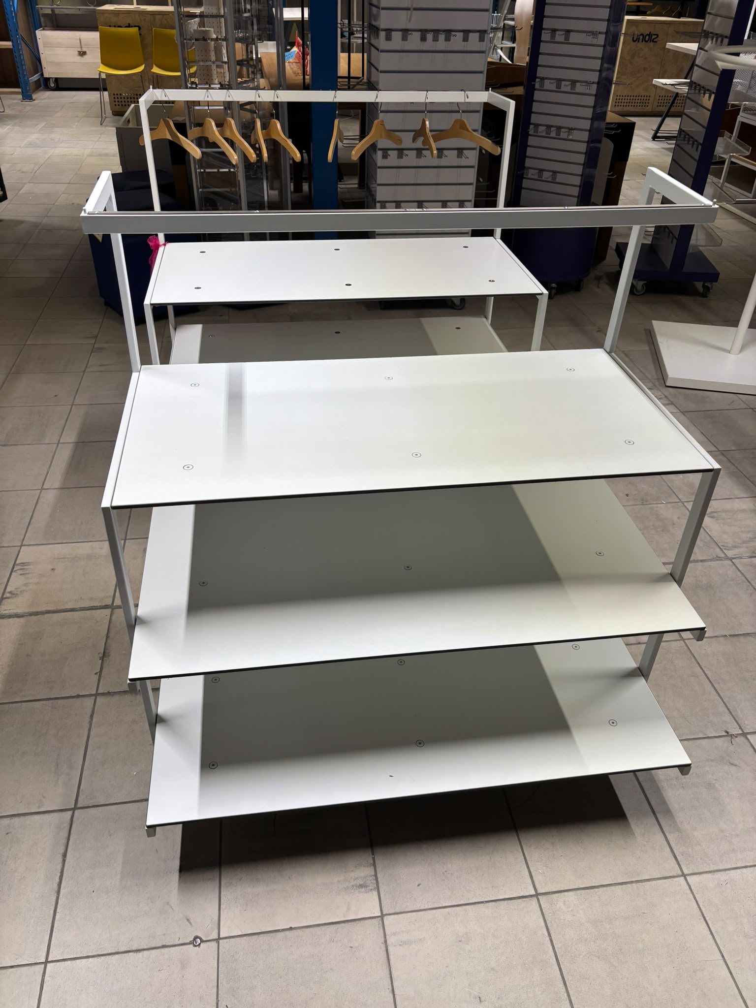 Table de présentation avec penderie neuve – L110 x P76 x H112 cm