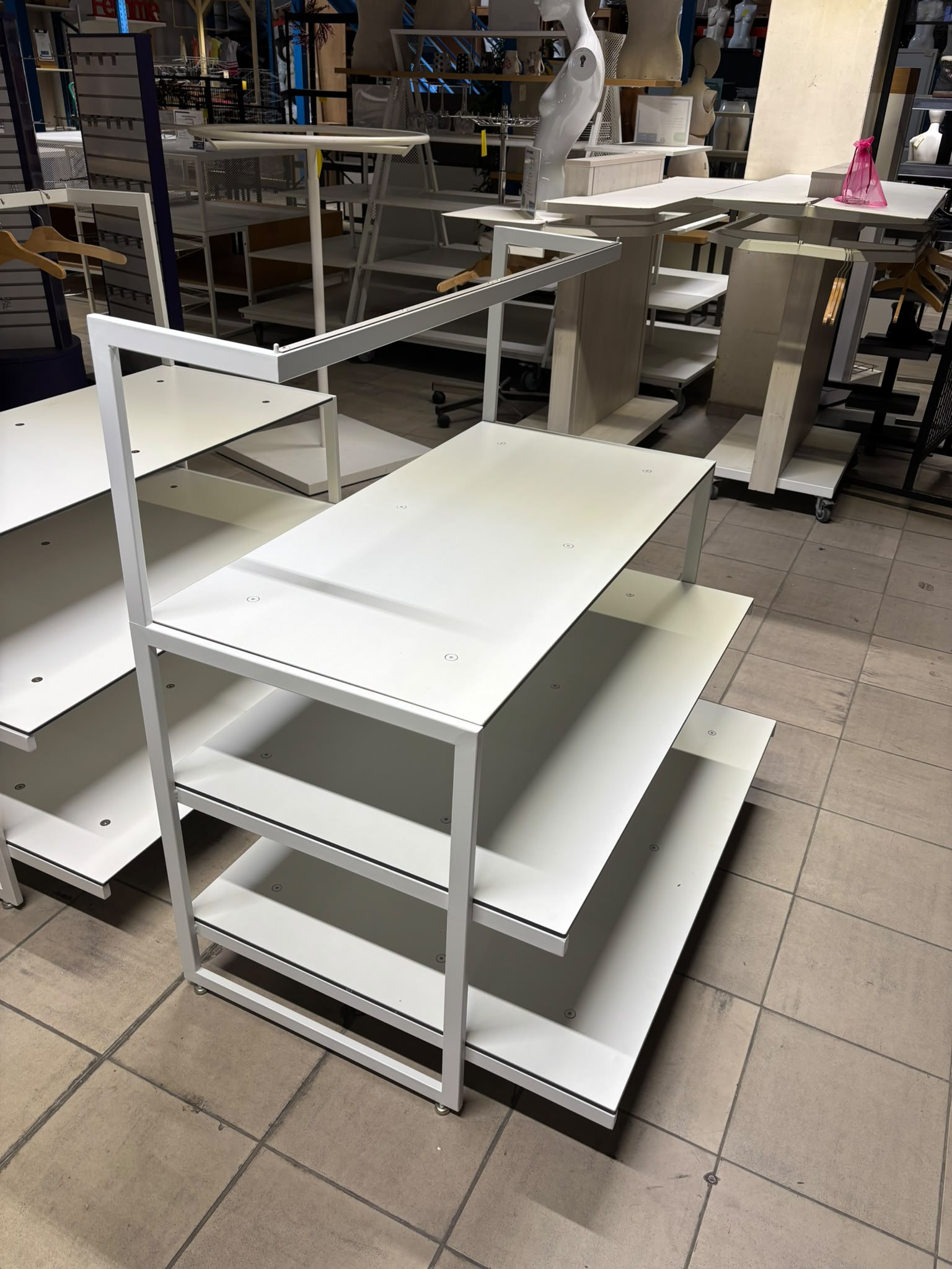 Table de présentation avec penderie neuve – L110 x P76 x H112 cm