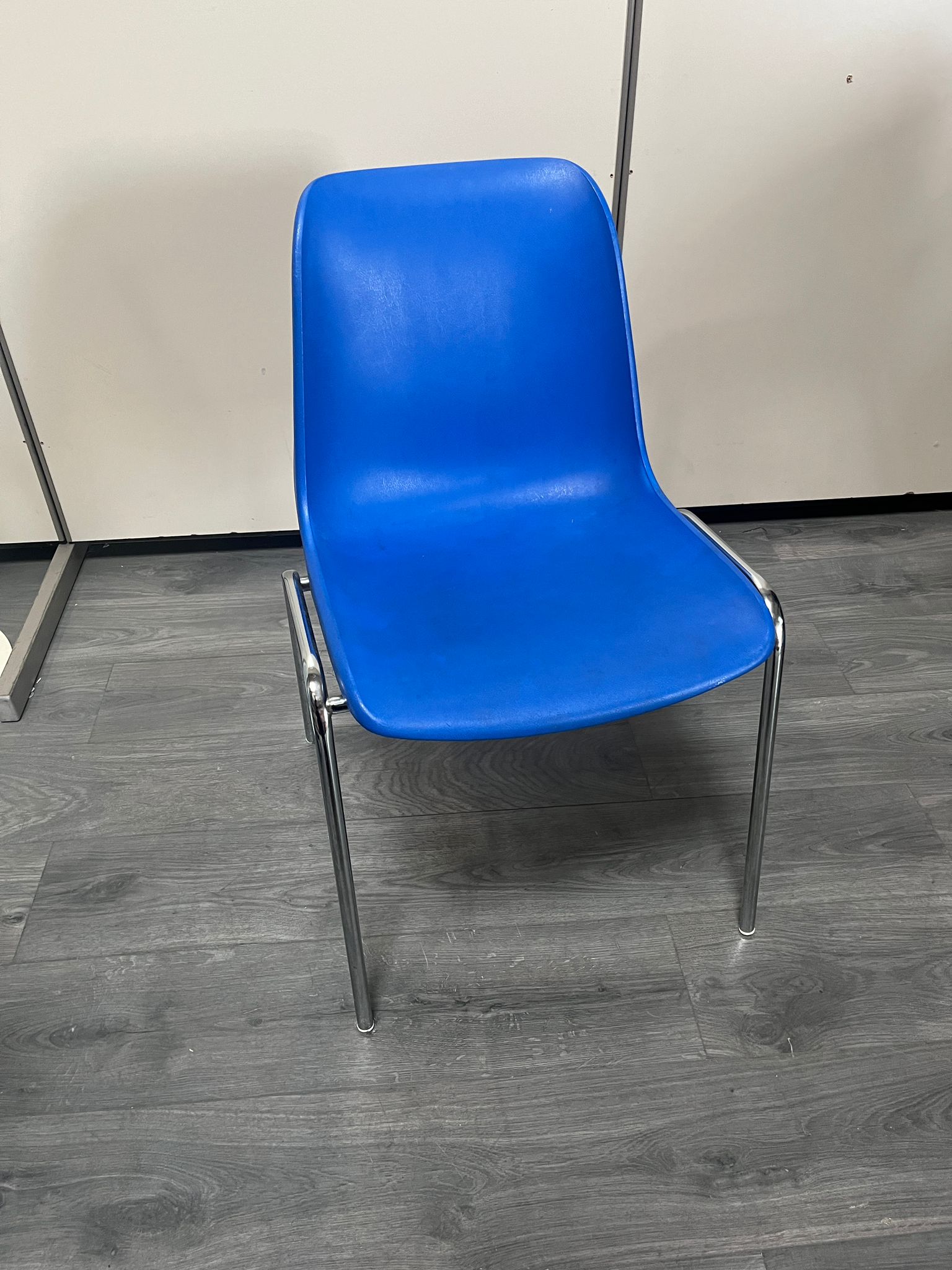 Chaise coque bleue