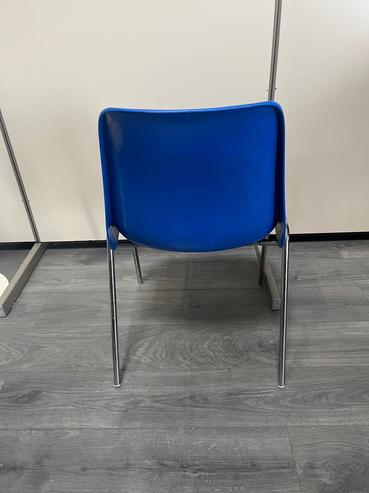 Chaise coque bleue avec structure métallique – Image 2