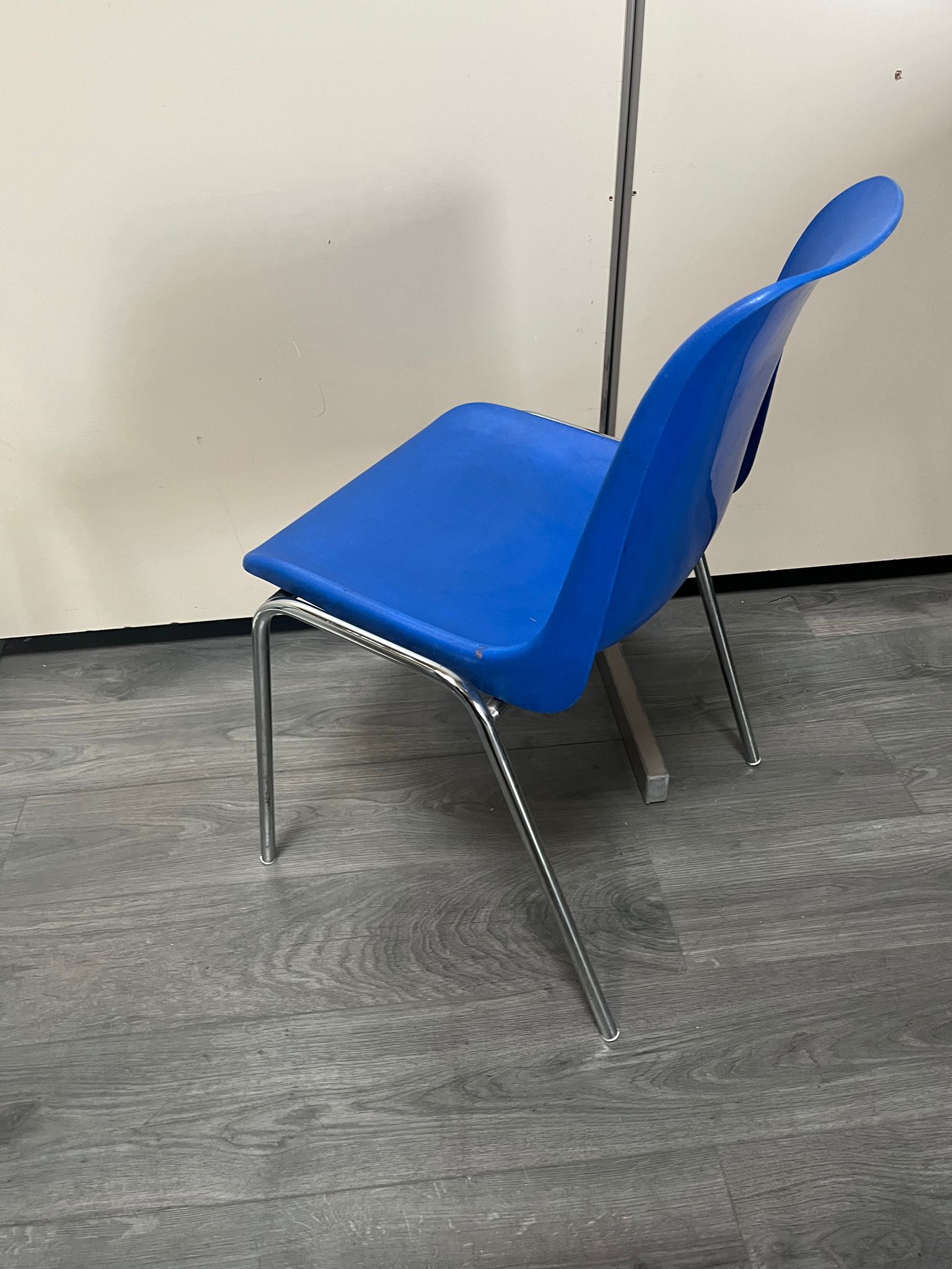Chaise coque bleue avec structure métallique – Image 3