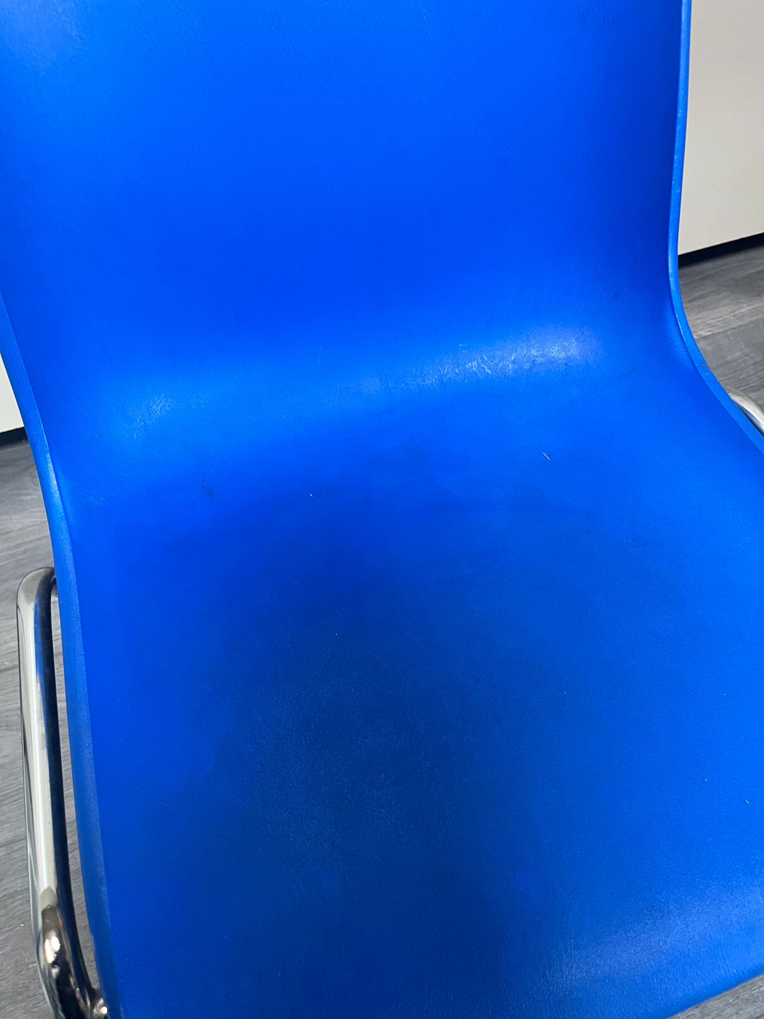 Chaise coque bleue avec structure métallique – Image 4