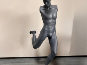 Mannequin homme en position de tir