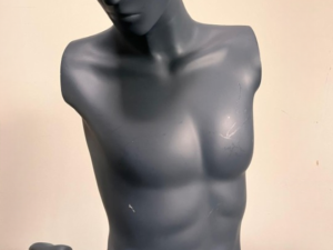 Mannequin homme en position de tir