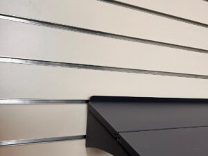 Tablette grise inclinée pour fond rainuré L 96cm