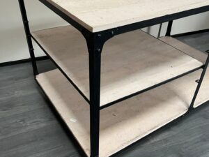 Table multi-usages sur roulettes en bois et métal – L151 cm