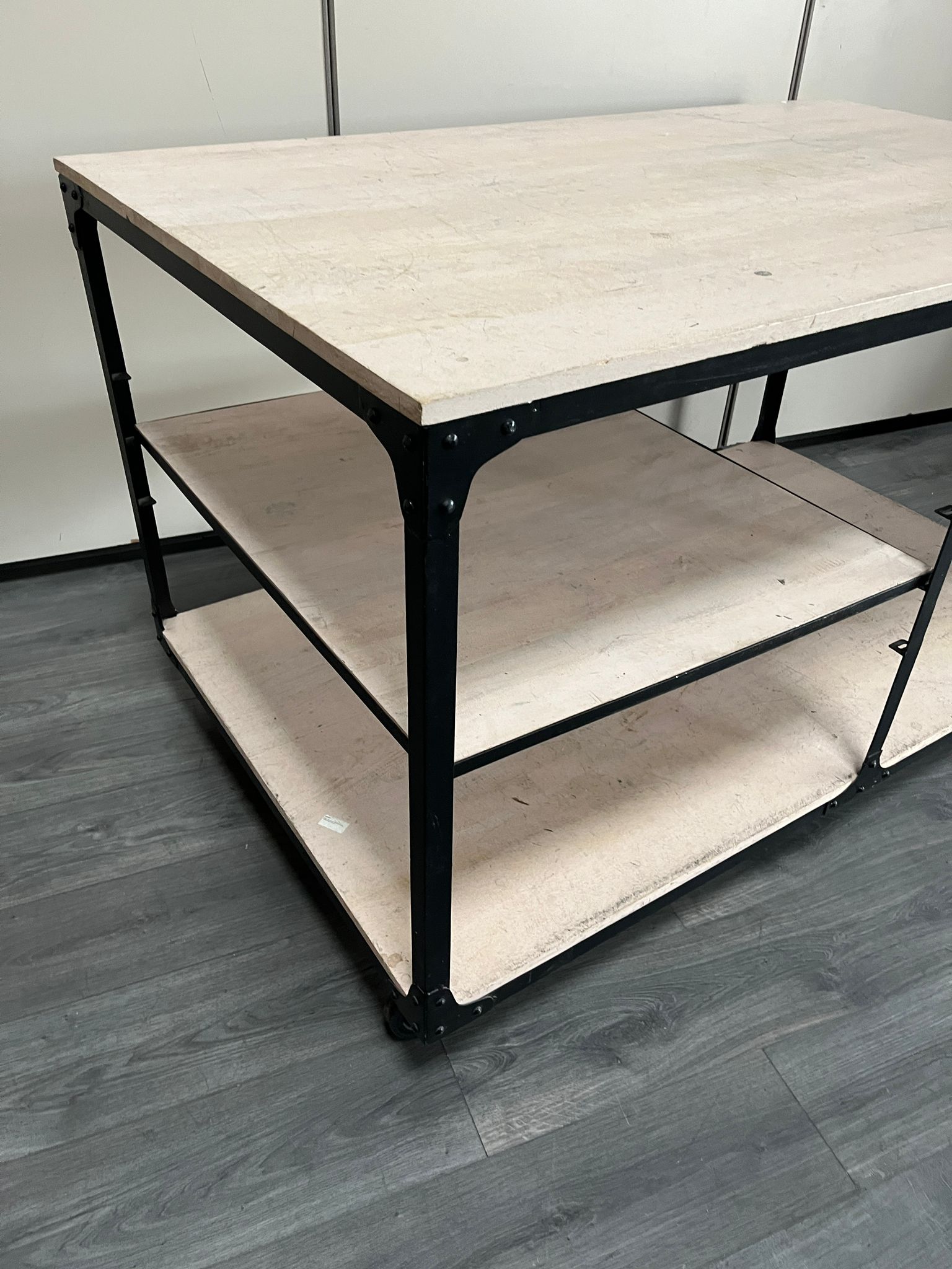 Table multi-usages sur roulettes en bois et métal – L151 cm – Image 5