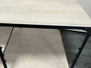 Table multi-usages sur roulettes en bois et métal – L151 cm