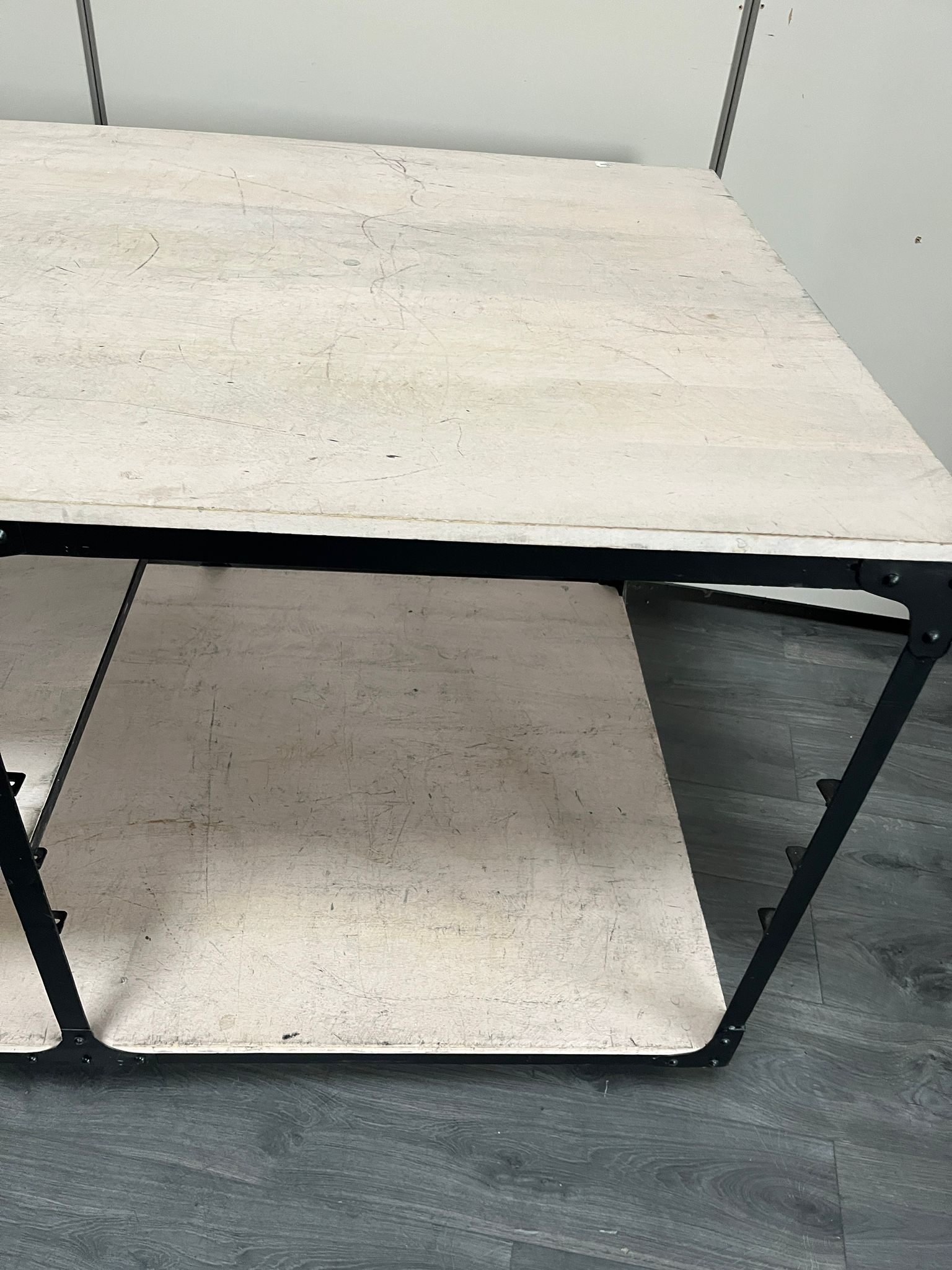 Table multi-usages sur roulettes en bois et métal – L151 cm – Image 4