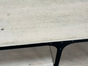 Table multi-usages sur roulettes en bois et métal – L151 cm