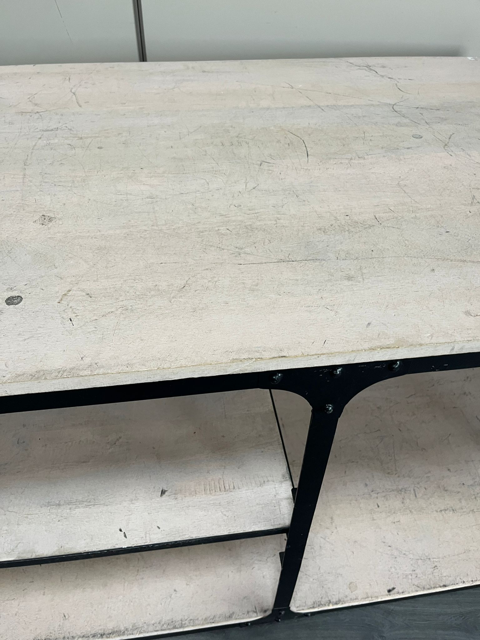 Table multi-usages sur roulettes en bois et métal – L151 cm – Image 3