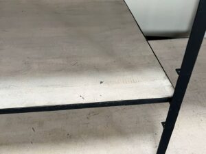 Table multi-usages sur roulettes en bois et métal – L151 cm