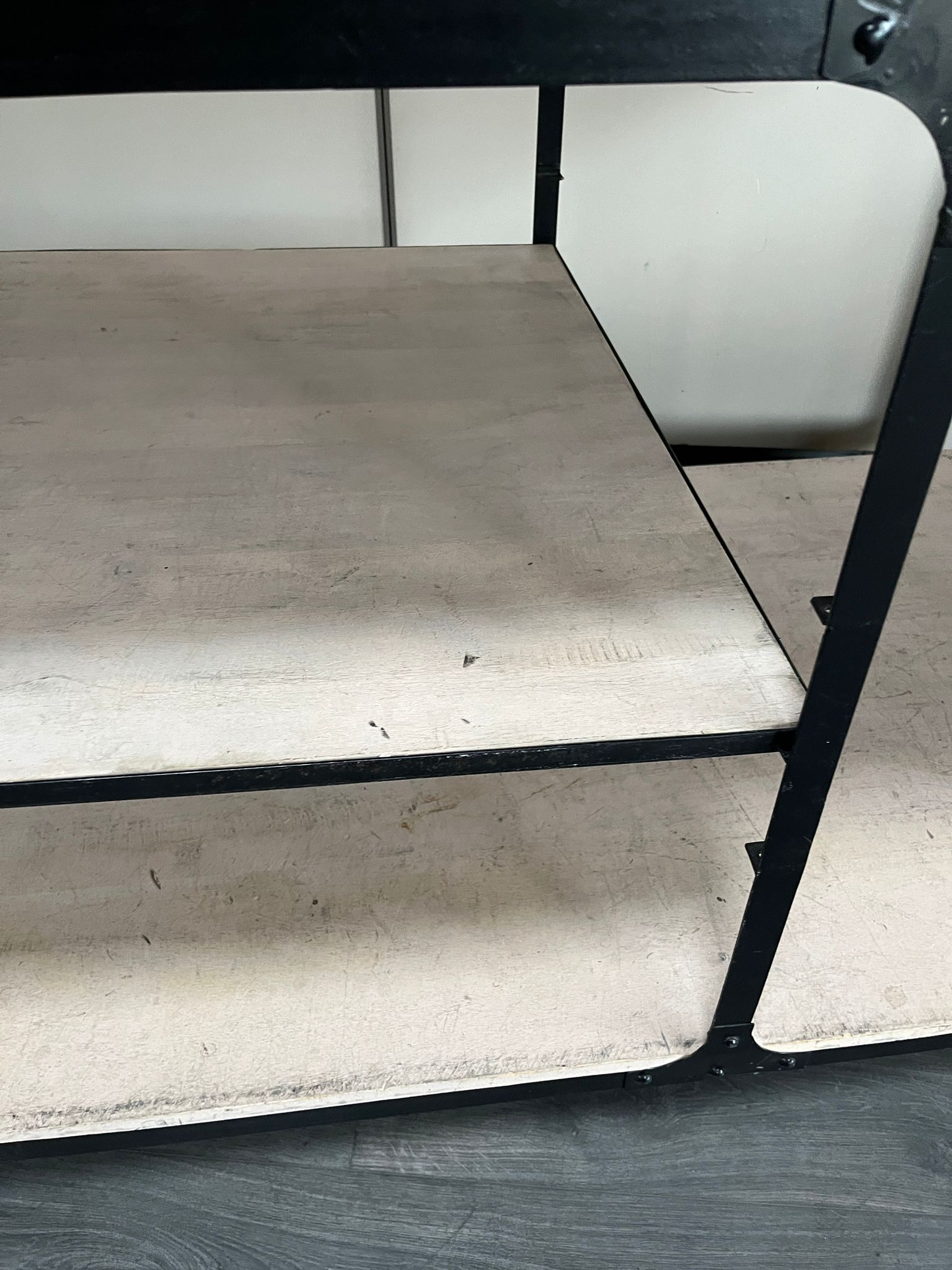 Table multi-usages sur roulettes en bois et métal – L151 cm – Image 2
