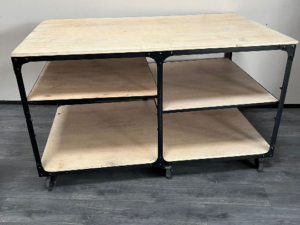 Table de présentation sur roulettes L 151 cm