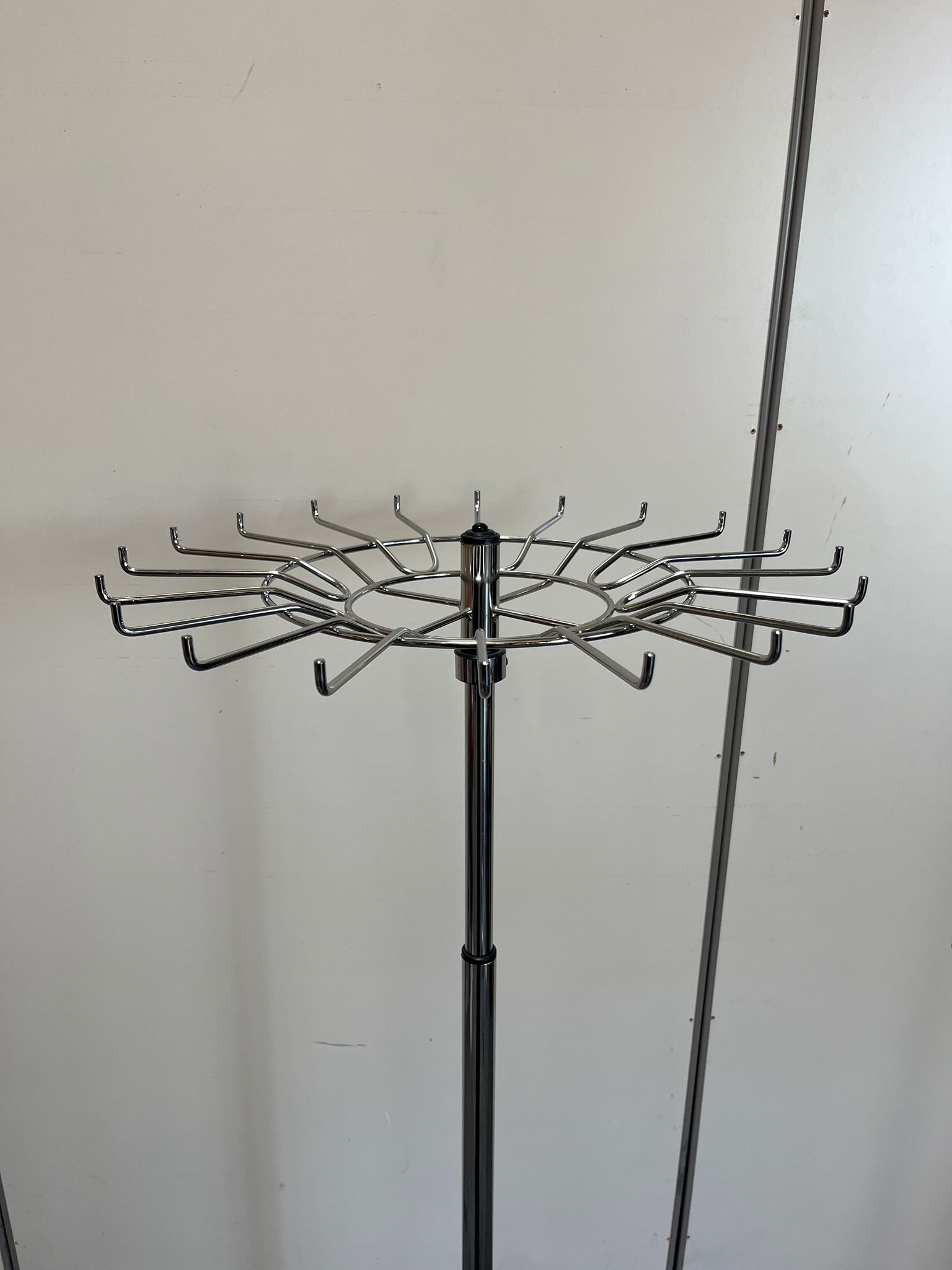 Présentoir tourniquet sur roulettes – Image 5