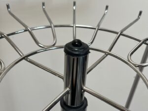 Présentoir tourniquet sur roulettes