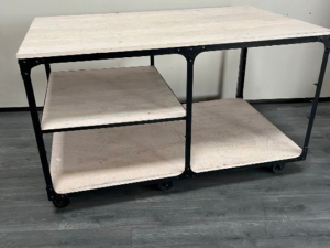 Table multi-usages sur roulettes en bois et métal – L151 cm