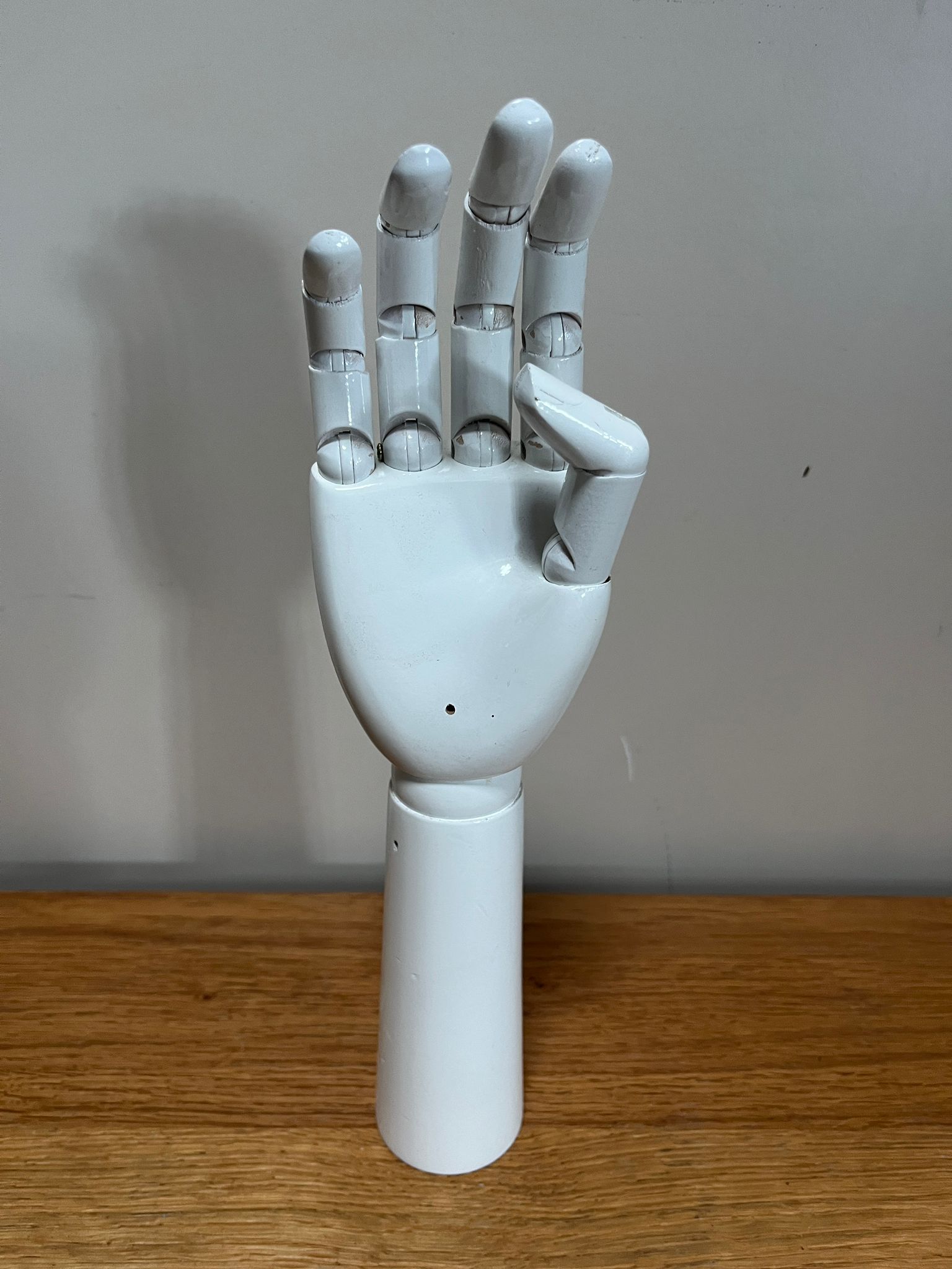 Main de présentation articulée unisexe en fibre de verre blanche – H33 cm – Image 2