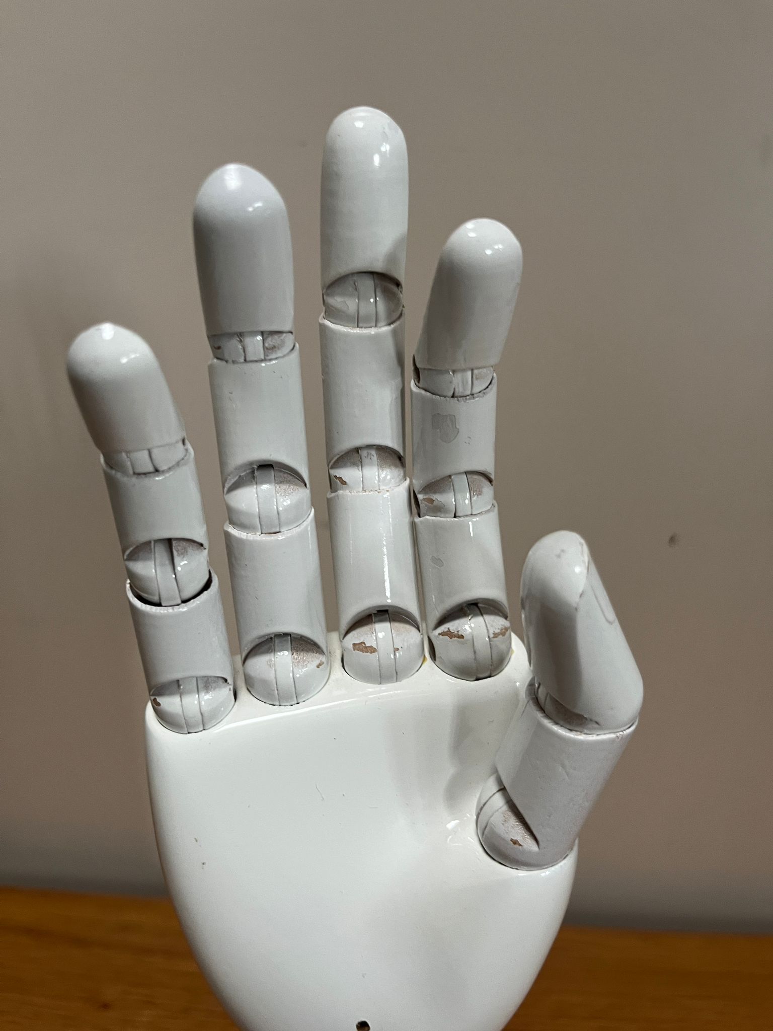Main de présentation articulée unisexe en fibre de verre blanche – H33 cm – Image 5