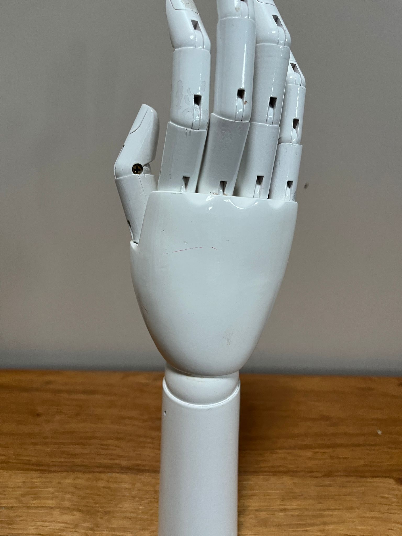 Main de présentation articulée unisexe en fibre de verre blanche – H33 cm – Image 3