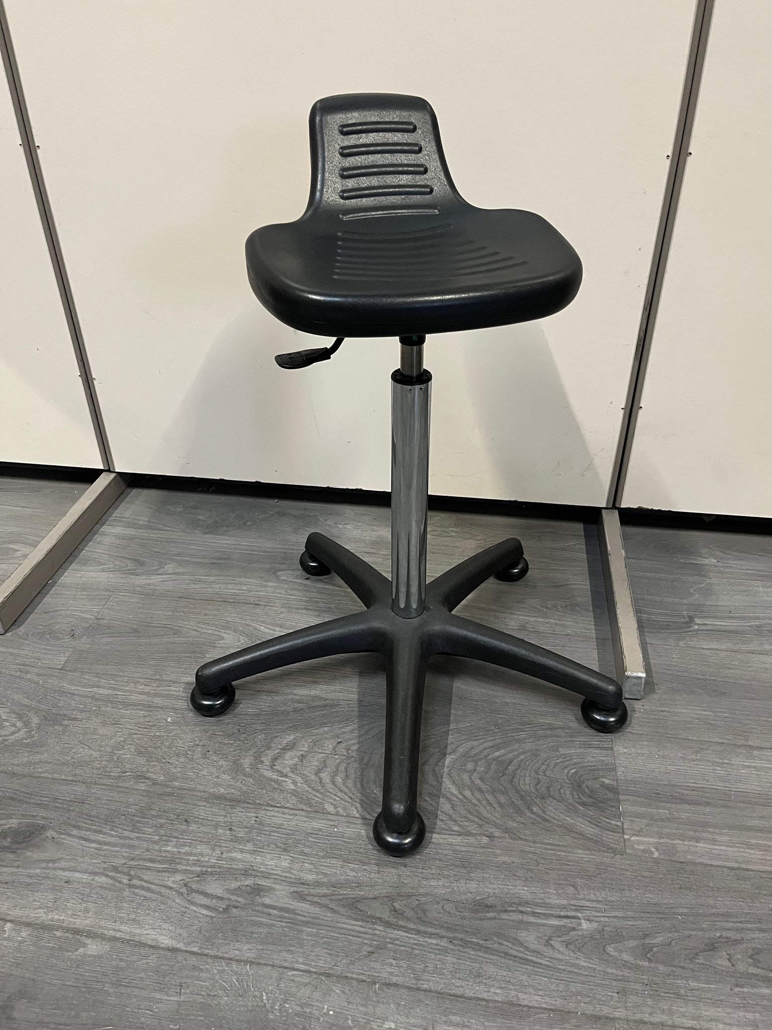 Siège de caisse noir réglable – Ø60 x H76/88 cm