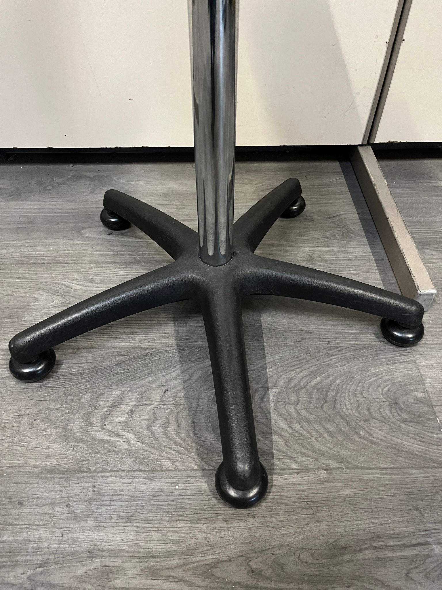 Siège de caisse noir réglable – Ø60 x H76/88 cm – Image 3