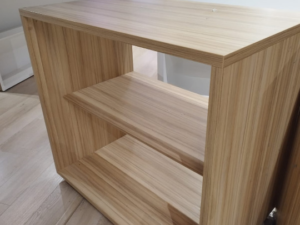 Meuble de présentation en bois – H122 × L134 cm