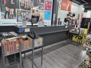 Comptoir d’accueil avec rangement PMR gris anthracite – L324 x P80 x H103 cm