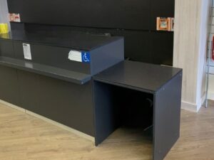 Comptoir d’accueil avec rangement PMR gris anthracite – L324 x P80 x H103 cm