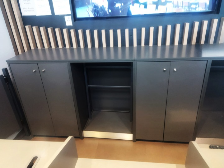 Comptoir d’accueil PMR en bois gris anthracite – L3,96 m – Image 3