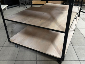 Table multi-usages sur roulettes – Métal et bois – Noir / bois – L151 x P91 x H89 cm